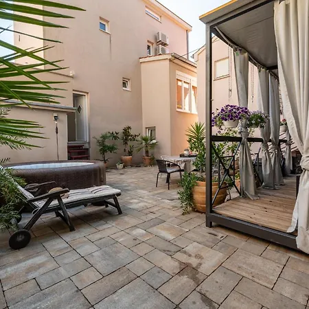 2 Bedroom Awesome In Apartment