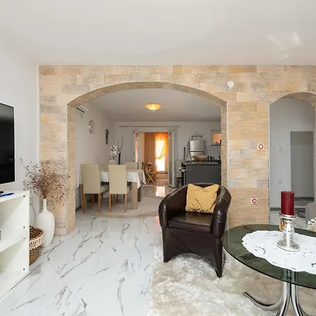 2 Bedroom Cozy In Zadar
