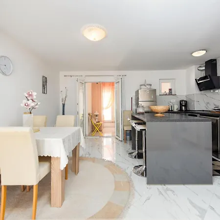 2 Bedroom Cozy In Zadar