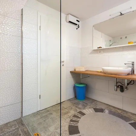 2 Bedroom Cozy In Zara