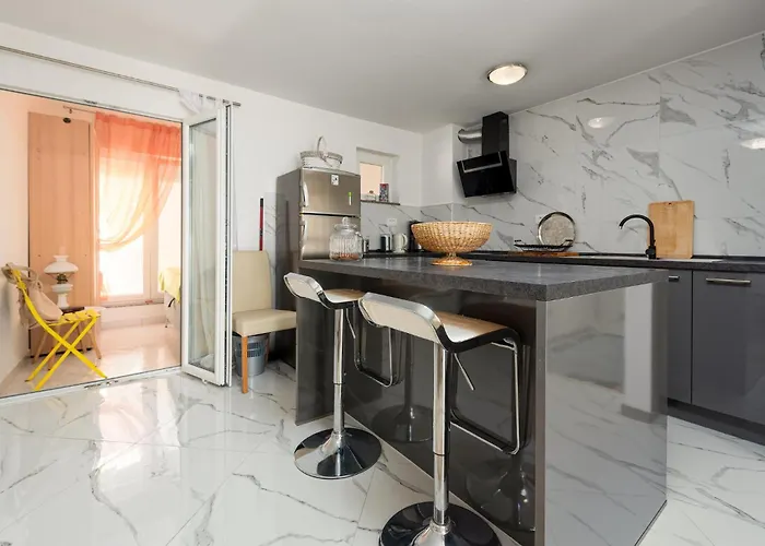 Lägenhet 2 Bedroom Awesome In Zadar