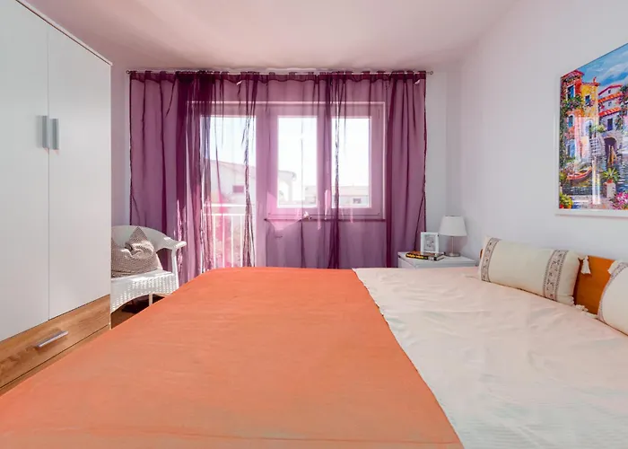 2 Bedroom Awesome In Lägenhet Zadar