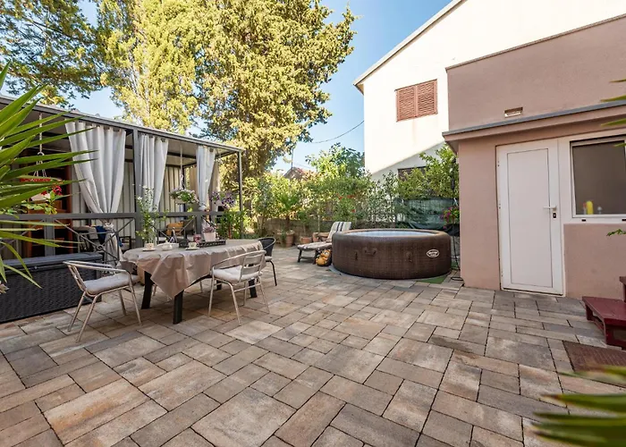 Lägenhet 2 Bedroom Awesome In Zadar